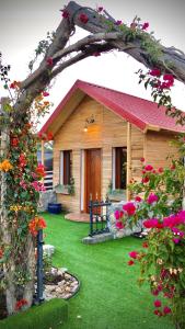 una casa con un giardino verde fiorito di استراحة ريف حتا a Hatta