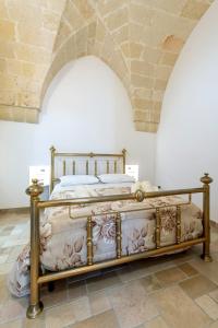 una camera con un letto di La Casetta Casa Vacanze a San Marzano di San Giuseppe
