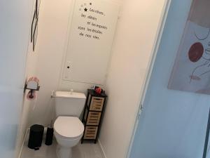塔勒蒙Appartement vue sur mer的一间带卫生间的浴室和墙上的标志