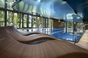 Bazén v ubytování Wellness Hotel Borovica nebo v jeho okolí