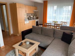 sala de estar con sofá y mesa en Maisonetten Apartment, en Rheinsberg