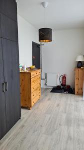 una stanza vuota con una stanza con pavimento in legno e una stanza con una stanza di Bjarkarholt 25 a Mosfellsbær
