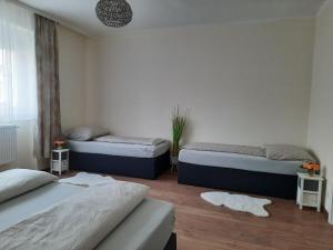 1 dormitorio con 2 camas y ventana en Ferienhaus Lina, en Neusiedl am See