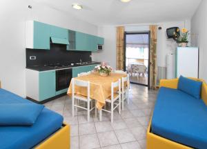 cocina y comedor con mesa y sillas en Sweet Home Appartamenti, en Bellaria-Igea Marina