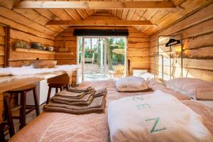เตียงในห้องที่ ZEN-Bungalow NO 3 met sauna en hottub