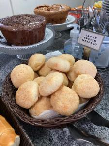 uma cesta de bolachas e um bolo de chocolate numa mesa em Ribs Hotel em Piumhi