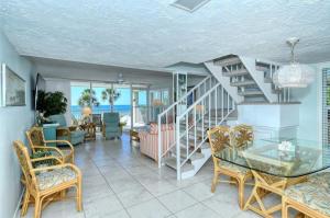 Photo de la galerie de l'établissement LaPlaya 201C Breathtaking Gulf panorama from this corner end unit with a private stairway to the beach, à Longboat Key