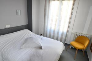 سرير أو أسرّة في غرفة في Le Pasteur