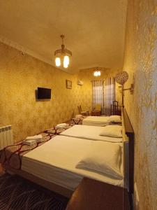 Un pat sau paturi într-o cameră la Margiana