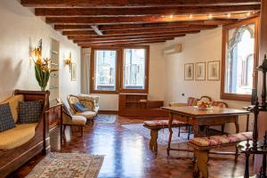 ヴェネツィアにあるLa Terrazza di San Marco - Luxury Apartmentのリビングルーム(ソファ、テーブル付)