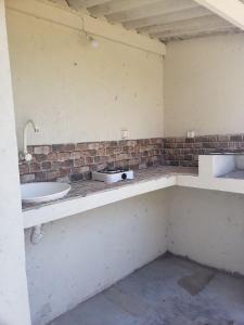 蓬杜歐魯的住宿－Complexo Baleia Azul Camping，浴室配有盥洗盆和带盥洗盆的台面
