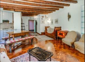 ein Wohnzimmer mit Möbeln und einem Tisch in der Unterkunft La Terrazza di San Marco - Luxury Apartment in Venedig