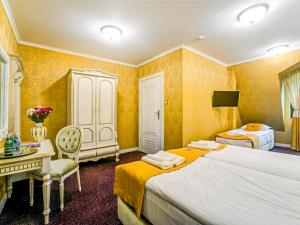 Łóżko lub łóżka w pokoju w obiekcie ROYAL PALACE Centrum Bankietowe