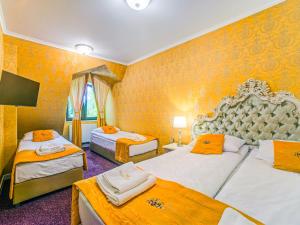 Łóżko lub łóżka w pokoju w obiekcie ROYAL PALACE Centrum Bankietowe