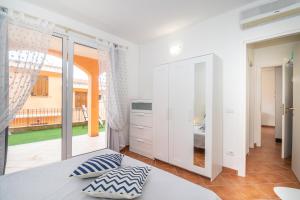 sypialnia z łóżkiem i dużym oknem w obiekcie Green Garden F1 w mieście Cascabraga