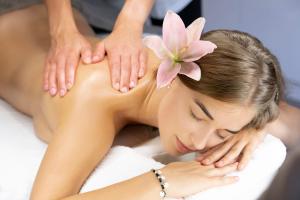 a woman getting aorative massage in a spa at APLEND Wellness Hotel Borovica in Štrbské Pleso