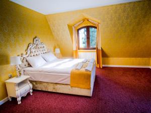 Łóżko lub łóżka w pokoju w obiekcie ROYAL PALACE Centrum Bankietowe