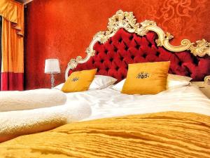 Łóżko lub łóżka w pokoju w obiekcie ROYAL PALACE Centrum Bankietowe