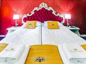 Łóżko lub łóżka w pokoju w obiekcie ROYAL PALACE Centrum Bankietowe