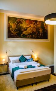 a bedroom with a large painting above a bed at HOMELY STAY Studio 3 in Munich