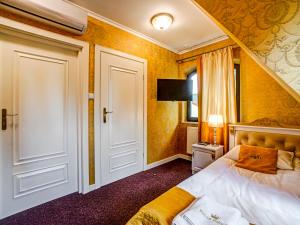 Łóżko lub łóżka w pokoju w obiekcie ROYAL PALACE Centrum Bankietowe