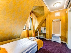 Łóżko lub łóżka w pokoju w obiekcie ROYAL PALACE Centrum Bankietowe