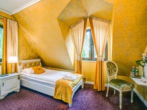 Łóżko lub łóżka w pokoju w obiekcie ROYAL PALACE Centrum Bankietowe
