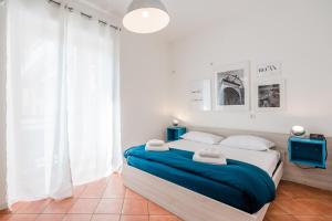 una camera con un letto e una coperta blu di BG Stay a Bergamo