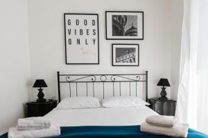 una camera con un letto con tre immagini appese al muro di BG Stay a Bergamo