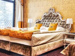 Łóżko lub łóżka w pokoju w obiekcie ROYAL PALACE Centrum Bankietowe