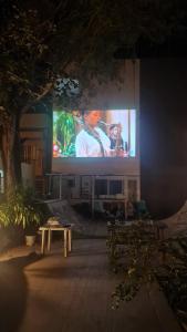 Uma TV ou centro de entretenimento em Galinha d'Angola