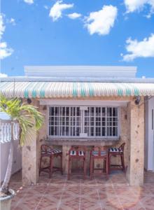 un patio con 2 sillas y una mesa en Penthouse con jacuzzi La cueva de los 3 ojos, en Santo Domingo