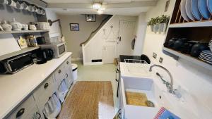 Köök või kööginurk majutusasutuses Lily Cottage - Chic yet Traditional with Lovely Garden Space +14 fotot