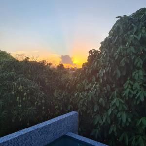 O pôr ou nascer do sol visto do hostel ou dos arredores