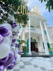 um monte de balões em frente a uma casa em Villa 86 em Ho Chi Minh