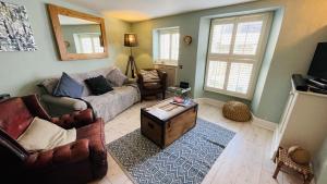 Televiisor ja/või meelelahutuskeskus majutusasutuses Lily Cottage - Chic yet Traditional with Lovely Garden Space