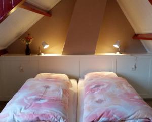 two beds in a room with two lights at STRANDGAPER Bed by the Sea in Westkapelle