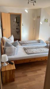 Un pat sau paturi într-o cameră la Pension Souchon