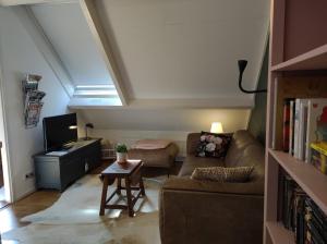 a living room with a couch and a table at 't KISTJE Bed by the Sea in Koudekerke