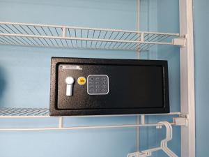 un four micro-ondes sur une étagère dans un réfrigérateur dans l'établissement Casa de Campo Heliconia, à Fortuna