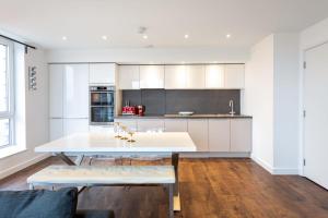 A cozinha ou cozinha compacta de Stunning Brentford Penthouse