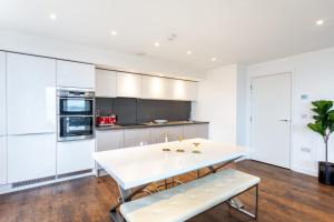 A cozinha ou cozinha compacta de Stunning Brentford Penthouse