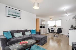 A seating area at Impeccable 2-Bed Apartment in Romford