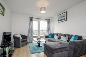 Zona d'estar a Impeccable 2-Bed Apartment in Romford