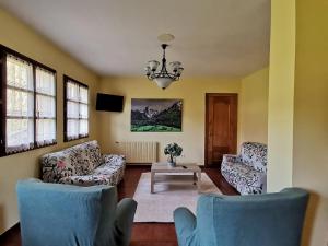 a living room with two couches and a table at Valle la Fuente in El Escobal