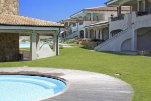 a swimming pool in a yard next to a house at Appartamento a due passi dal mare in Palau