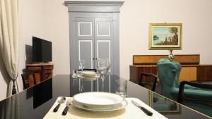 a dining room with a table with a plate on it at Welcomely - Residenza Deriu in Bosa