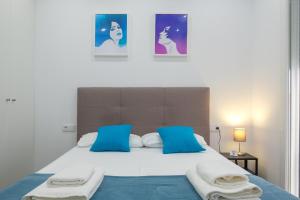 En eller flere senge i et værelse på Brand New Stylish Apartment with Fluffy Beds 1