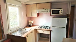 Kuchyň nebo kuchyňský kout v ubytování Mobil home 6 personnes PORT LA NOUVELLE