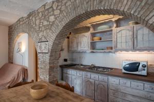Kuchyň nebo kuchyňský kout v ubytování CASA NEL BORGO